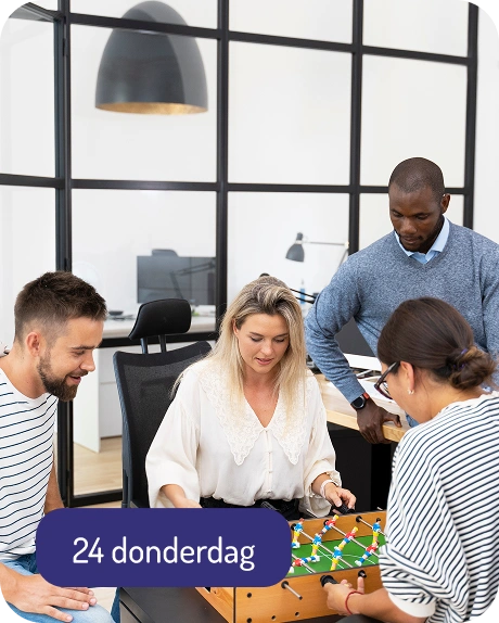 close up mensen die plezier hebben tijdens het spelen tafelvoetbal