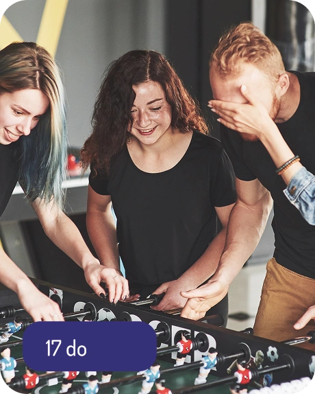 vrienden samen bordspellen tafelvoetbal spelen