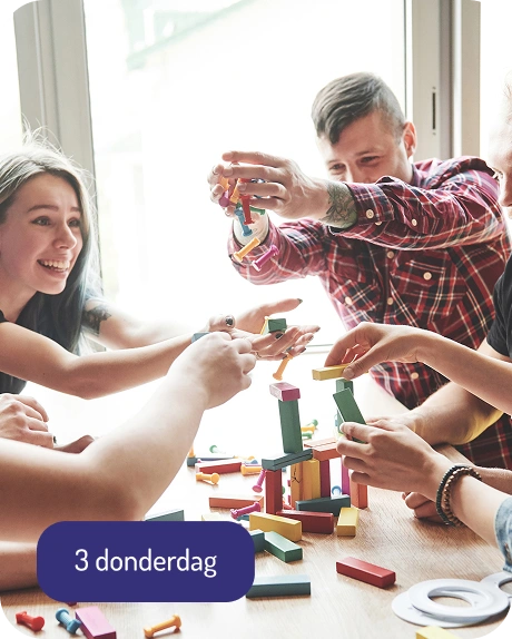 groep creatieve vrienden zittend aan een houten tafel mensen hadden plezier tijdens het spelen