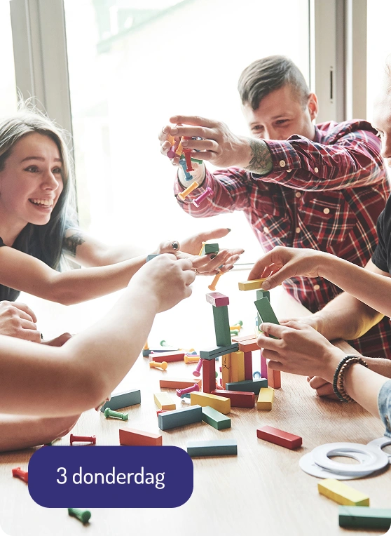 groep creatieve vrienden zittend aan een houten tafel mensen hadden plezier tijdens het spelen