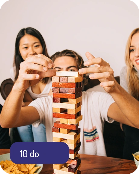 vrolijke vrienden spelen een bordspel