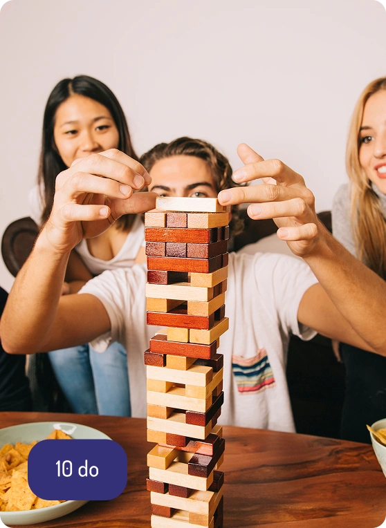 vrolijke vrienden spelen een bordspel
